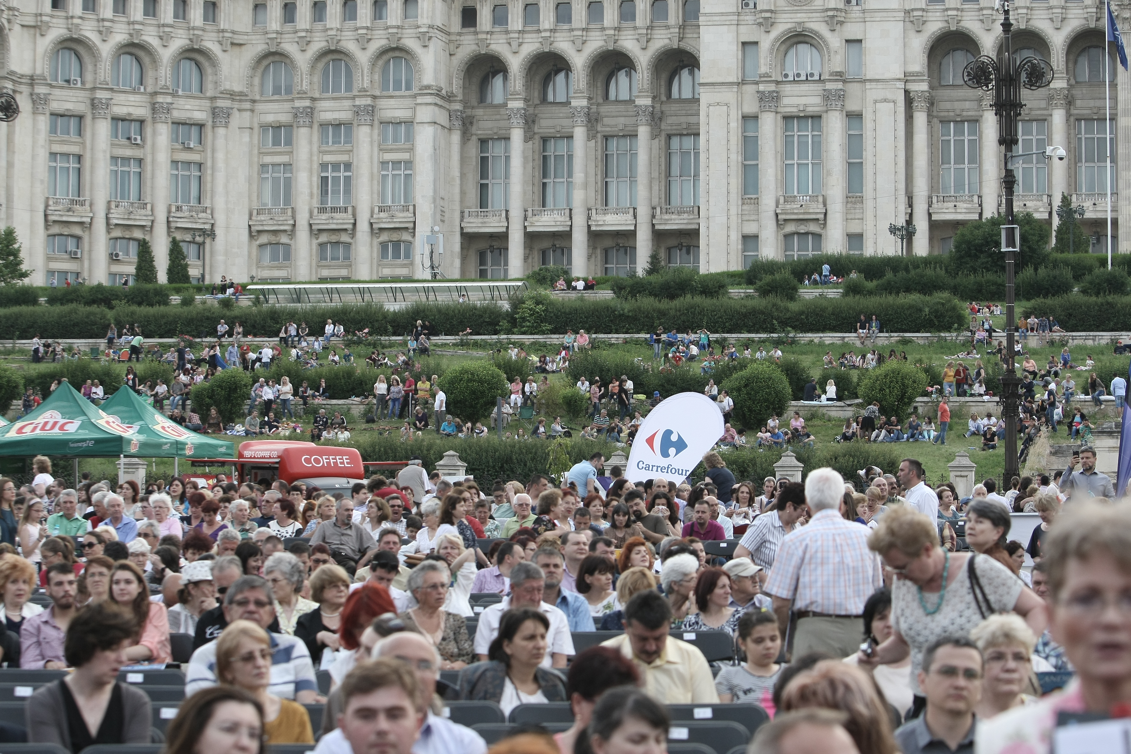 André Rieu a făcut show în în Piaţa Constituţiei. A cântat ”Ciobănaş cu trei sute de oi” | FOTO