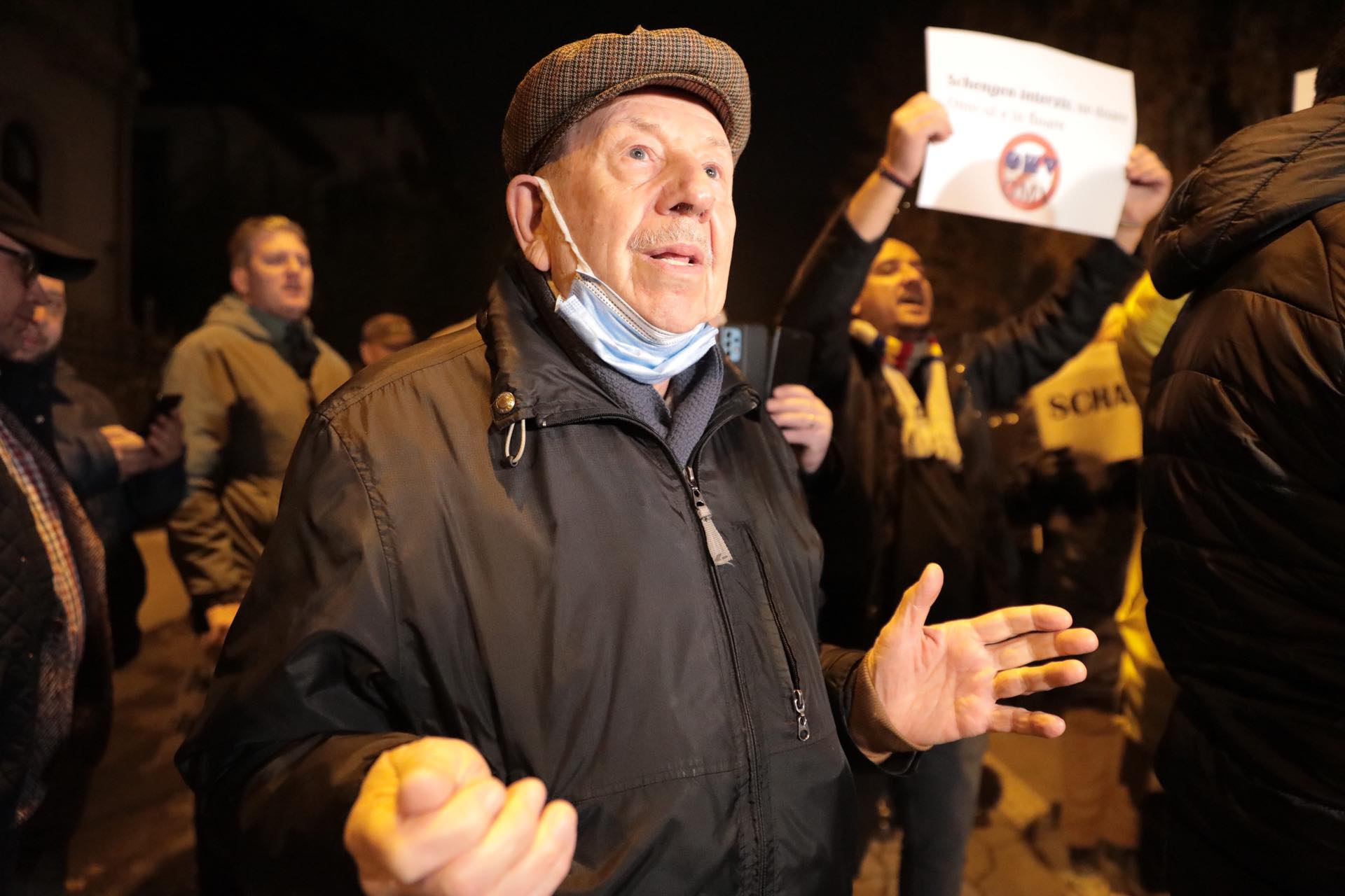 Protest AUR la ambasada Austriei din București. George Simion și simpatizanții săi, scandări împotriva politicienilor din coaliție