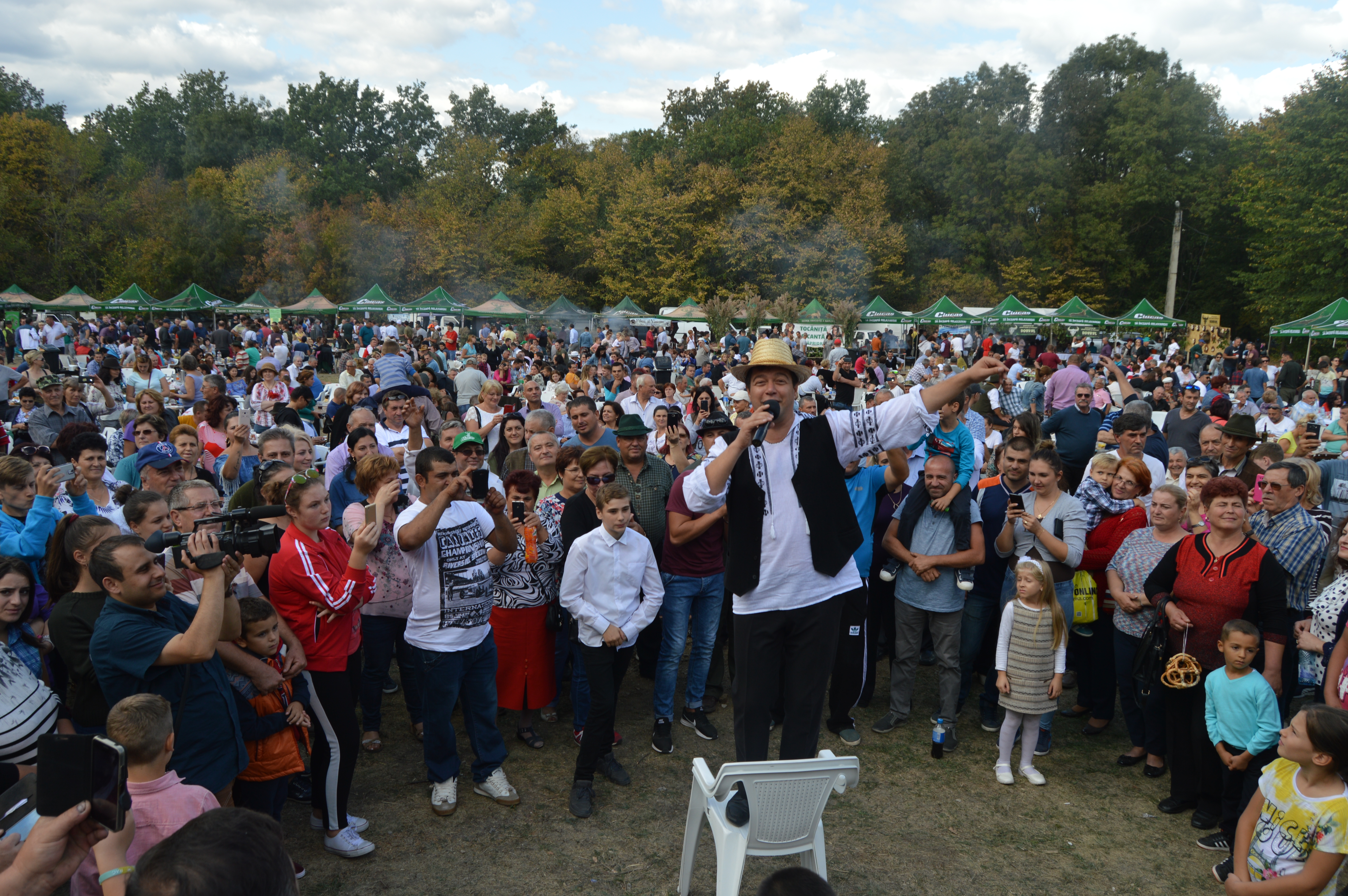 REPORTAJ/ Festivalul vânătorilor de la Vaslui, raiul gurmanzilor: tocăniță de căprior, fasole cu afumătură și sarmale din vânat (VIDEO)