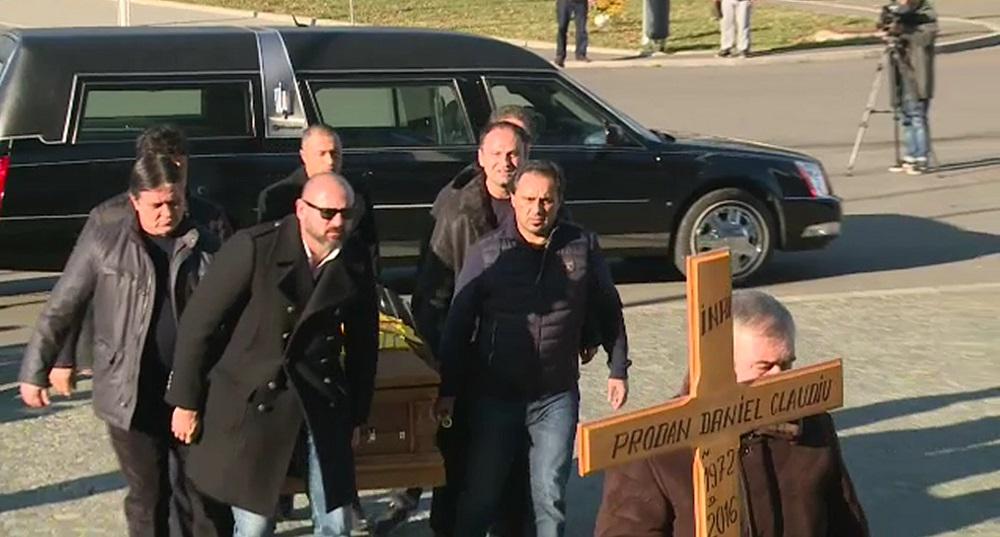 Sicriul cu trupul lui Daniel Prodan a fost readus în Pipera. Fratele și fiica, distruși! Steaua, galeria, Dinamo, Chiajna și FRF, la stadion. Sâmbătă e înmormântarea | GALERIE FOTO