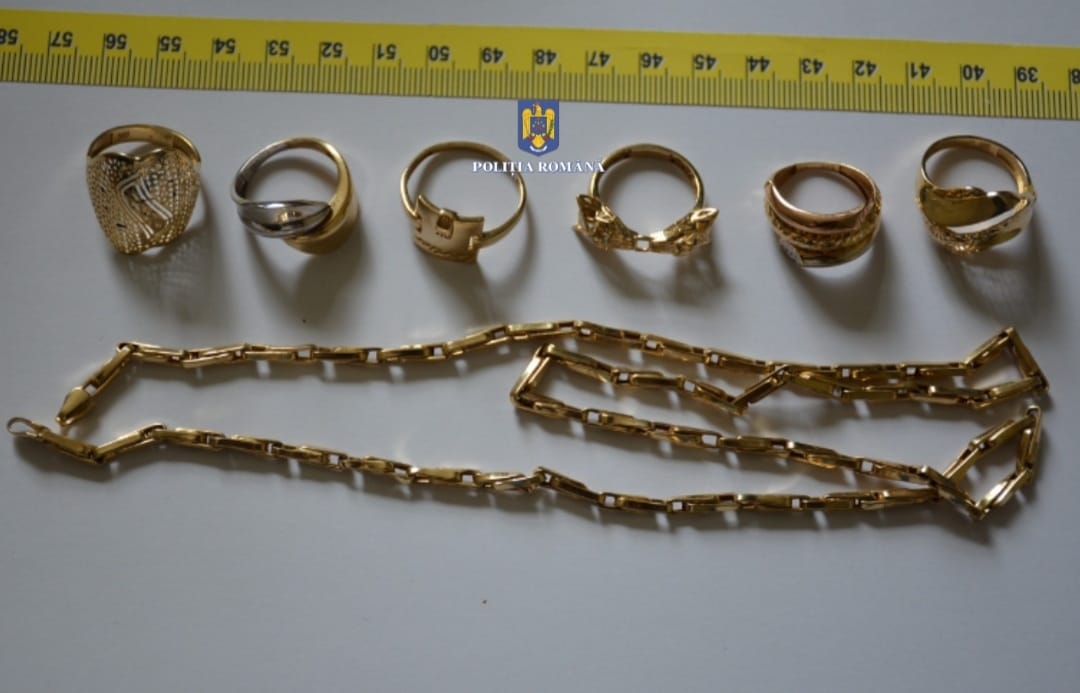 4 bărbați care au spart o bijuterie din Ploiești și au furat 5 kg de aur, reținuți. Hoții au spart peretele din spatele seifului