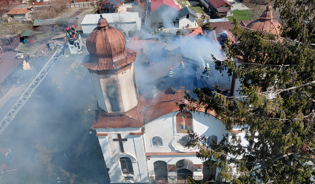 Incendiu în timpul slujbei la o biserică din Prahova. Restricții de trafic pe DN1 spre Ploiești