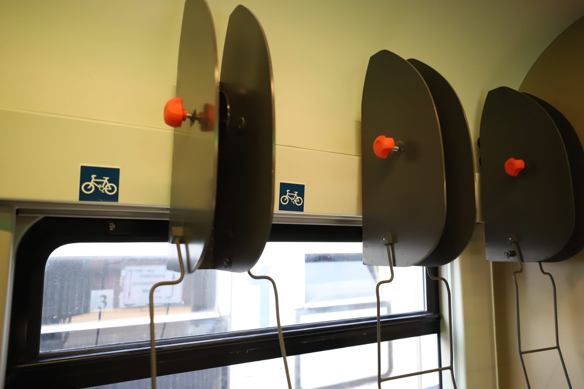 Viteză, confort și lift pentru persoane cu dizabilități. Primul tren modernizat complet circulă de astăzi pe ruta București-Constanța