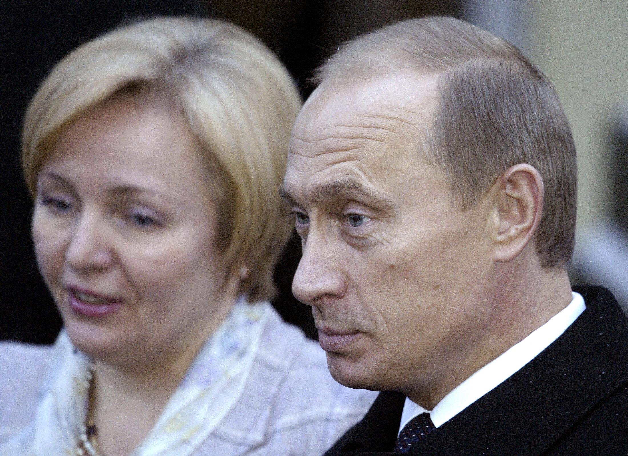 Haremul lui Vladimir Putin: „Avea abonament la clubul de striptease Luna. Era un vampir”