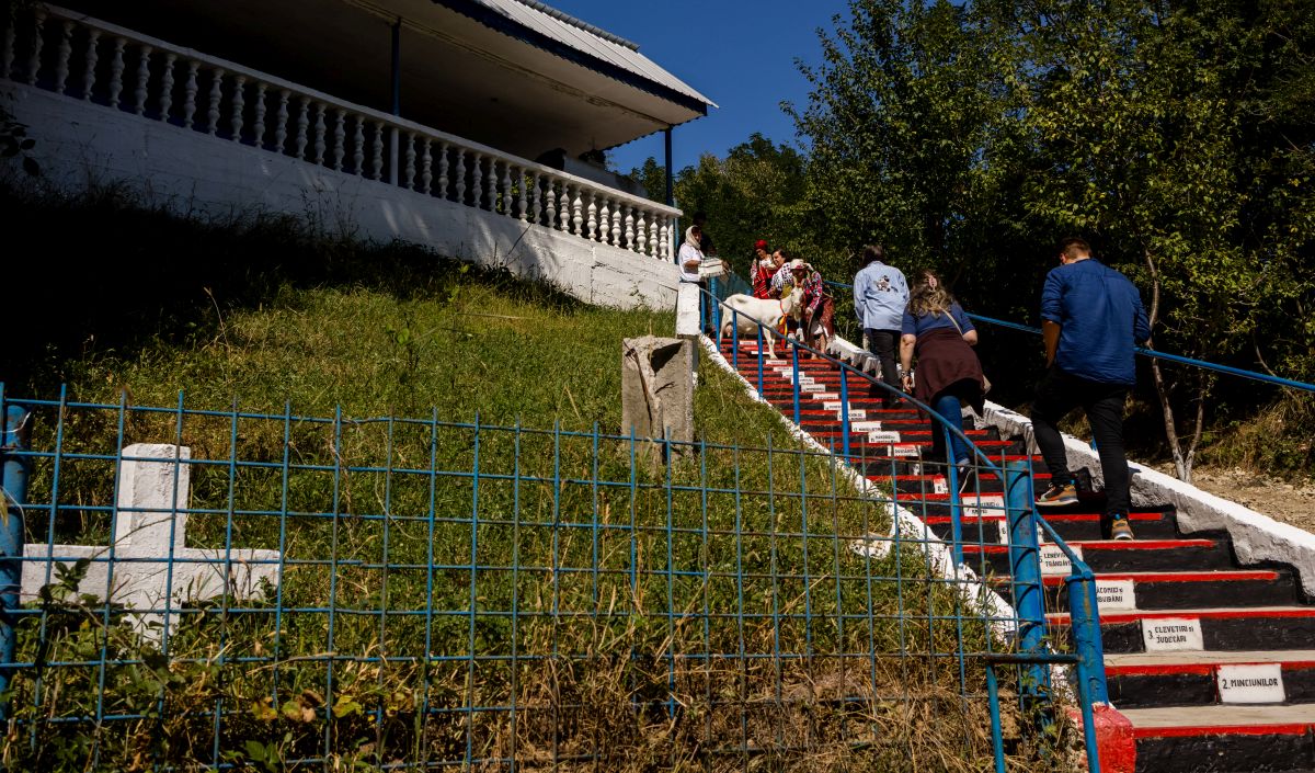 Cinci locuri pe care e musai să le vezi, chiar dacă pentru asta trebuie să te duci până la Cucuieții din Deal. Povestea bisericii de lemn cu tavan de stele
