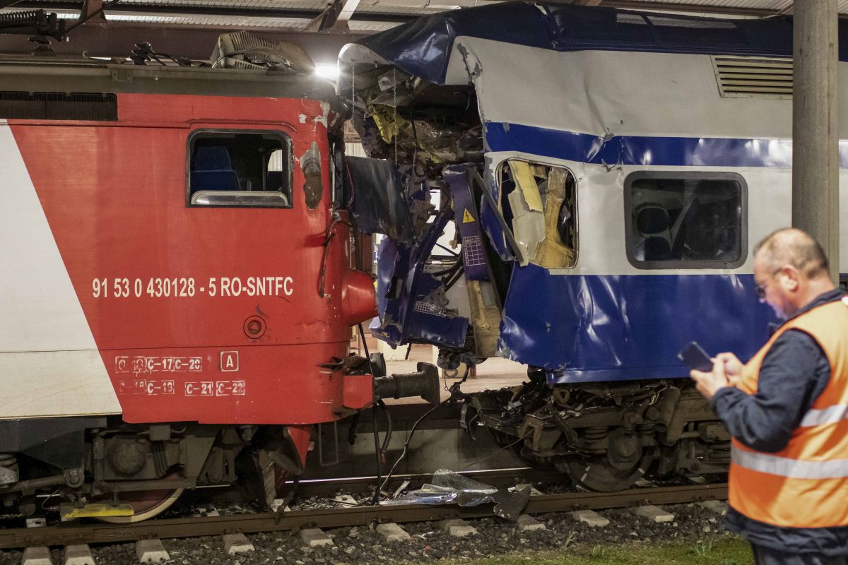 Impact violent în gara din Galați între o locomotivă și trenul la care urma să fie cuplată. O femeie, conductorul trenului, a murit la spital