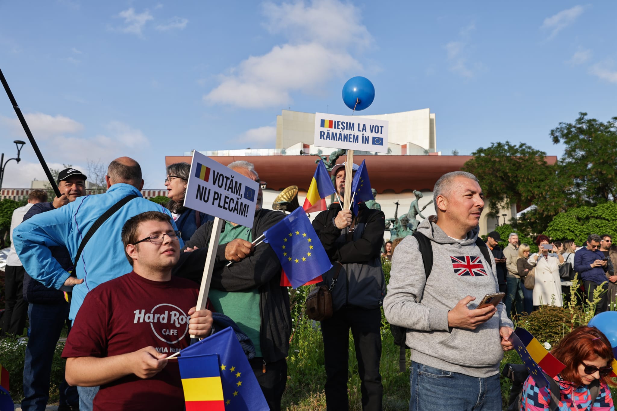 Miting pro Europa în București de Ziua Europei pentru susținerea apartenenţei la UE. Lumea a cântat „Imnul golanilor” și „Insieme”. Câți oameni au fost