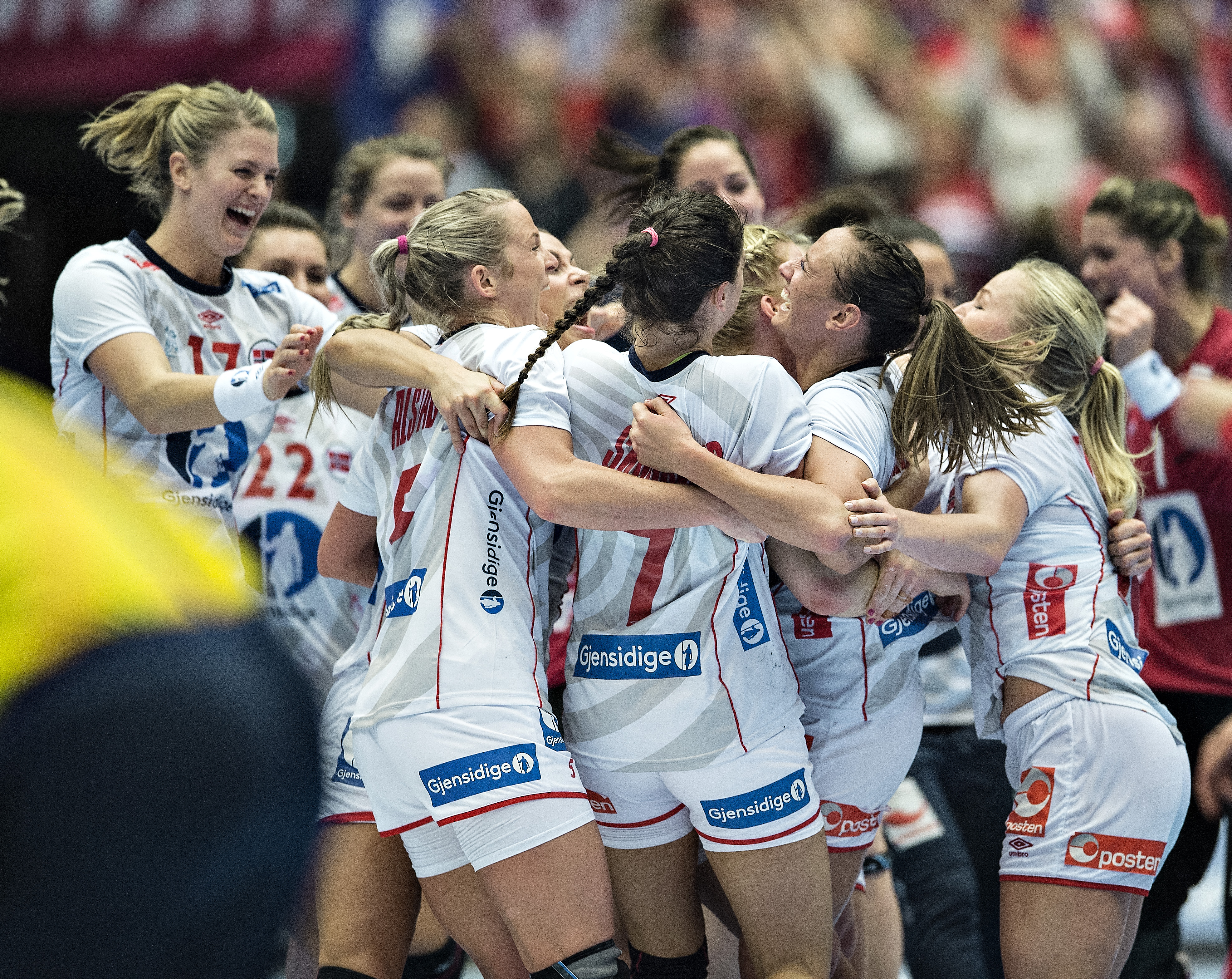 ”Secundul” Costică Buceschi, după înfrângerea dramatică din semifinalele CM de handbal, 33-35 cu Norvegia, după prelungiri: ”Fetele mi-au spus că puteam juca până dimineață! Victoria lor a fost întâmplătoare!”. Goalkeeperul Paula Ungureanu: ”Sunt supărată, dar și foarte mândră de echipa noastră! Nordicele n-au fost mai bune ca noi”. TOATE REACȚIILE: presă, antrenori, jucătoare. ”Ca în rollercoaster”! / FOTO&VIDEO