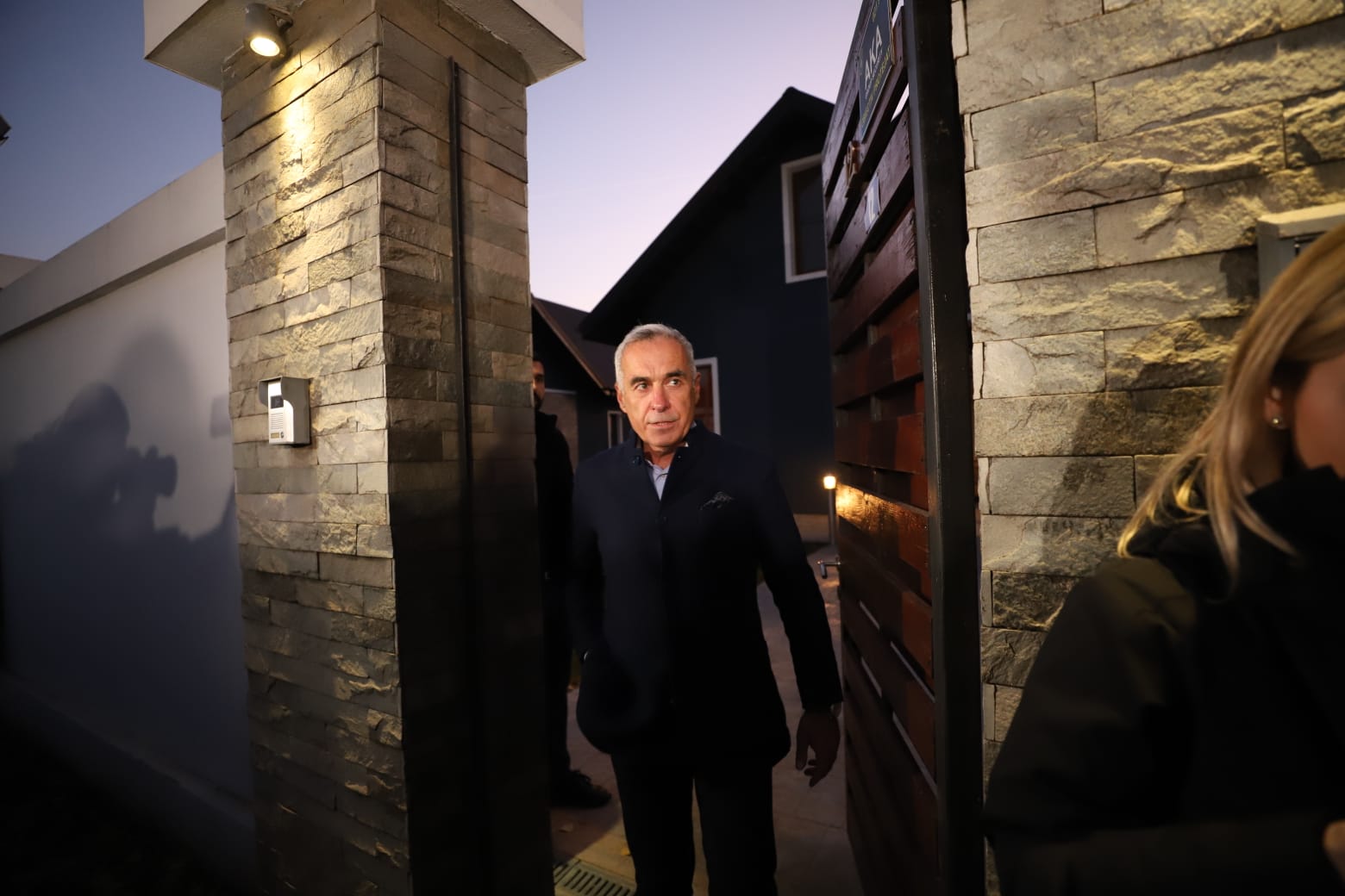 Călin Georgescu a chemat presa la poartă, dar a refuzat să răspundă la întrebări. Jurnaliștii: „Și Vladimir Putin răspunde”