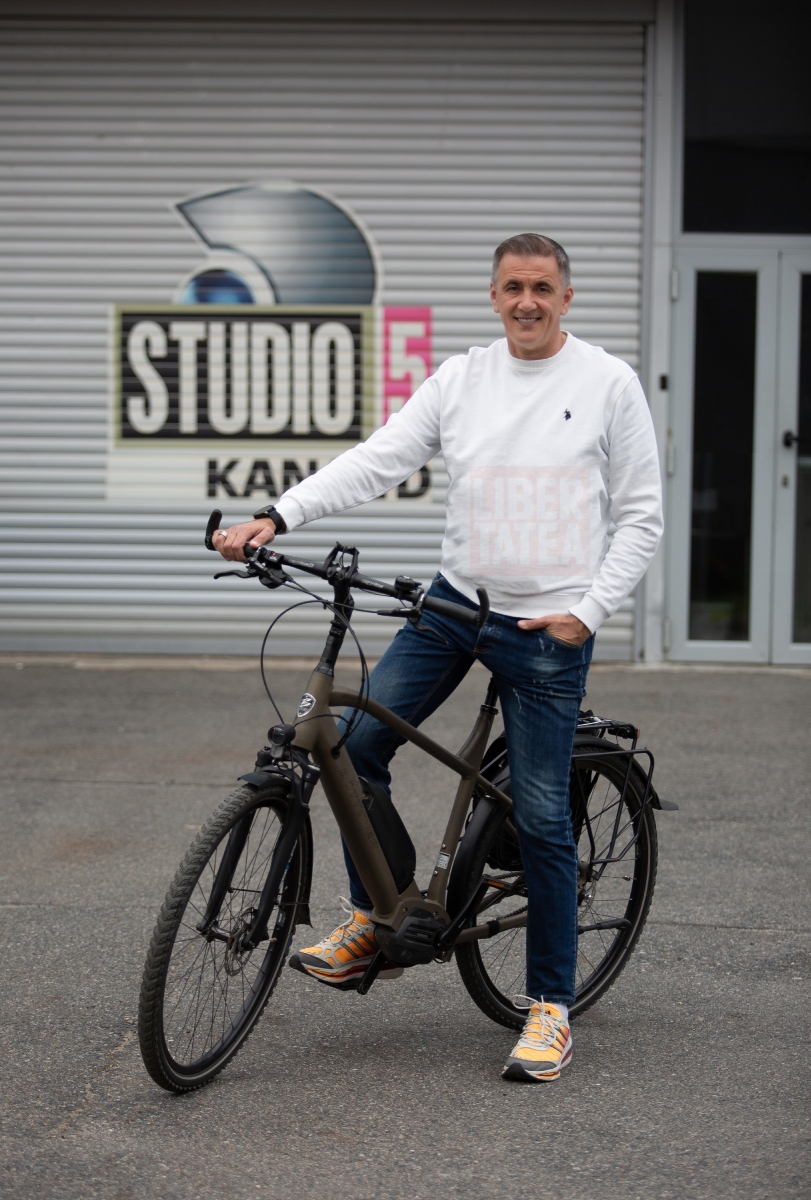 Cum arată „bolidul eco” ce-l duce pe Cosmin Cernat la Kanal D: „Parcurg zilnic 15 kilometri și chiar mai mult”