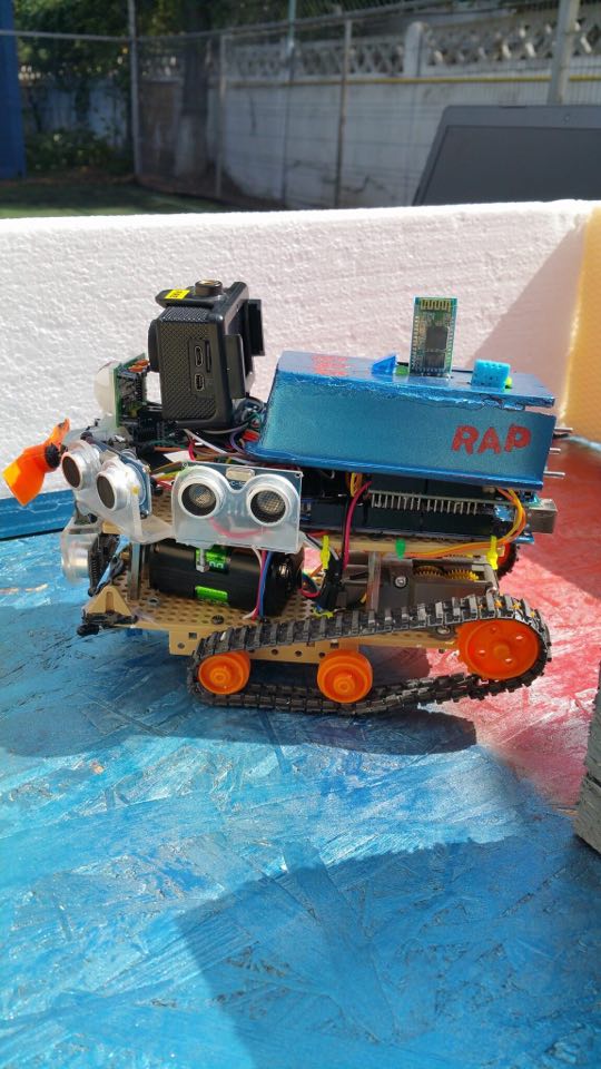 REPORTAJ | Daniel Ursu, adolescentul din Vrancea care construiește roboți pentru pompieri: "Când eram mic desfăceam jucăriile și făceam diverse chestii din ele"