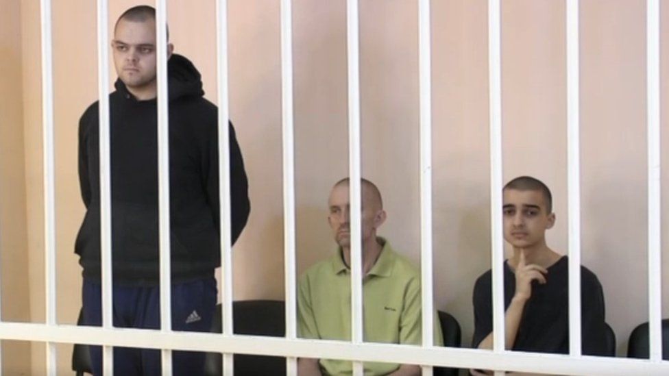 Doi britanici condamnați la moarte de ruși, după ce i-au capturat în Ucraina, au fost eliberați în schimbul de prizonieri de miercuri seara