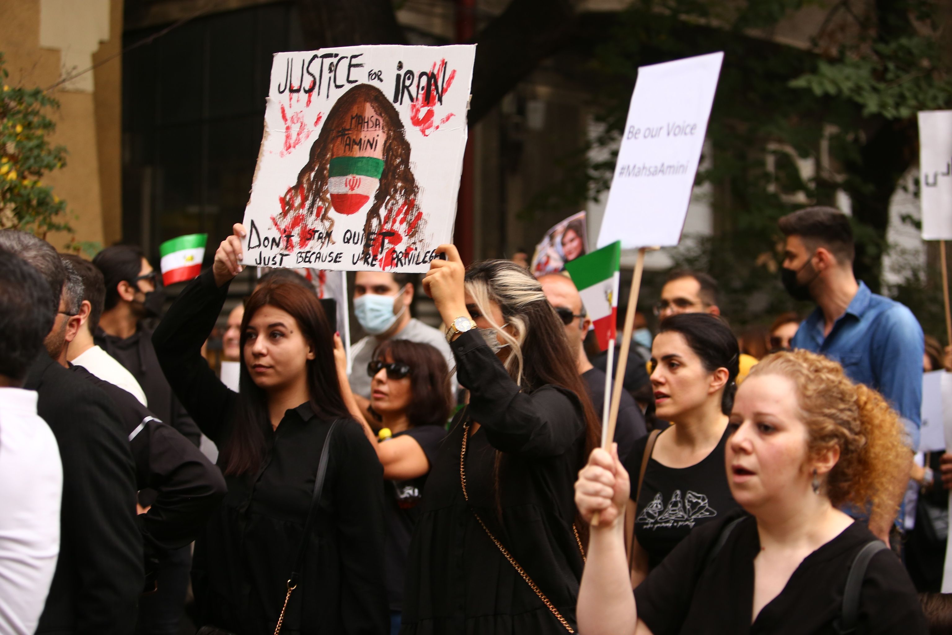 Protest de solidaritate cu femeile din Iran, în Bucureşti: „Mahsa Amini, moartea ta nu trebuie uitată!"
