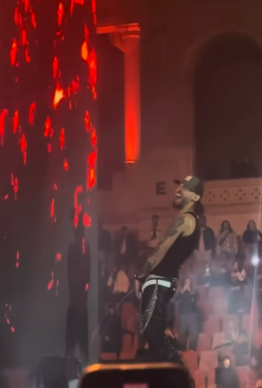 Ian a urinat pe scenă în timpul concertului de la Arenele Romane 