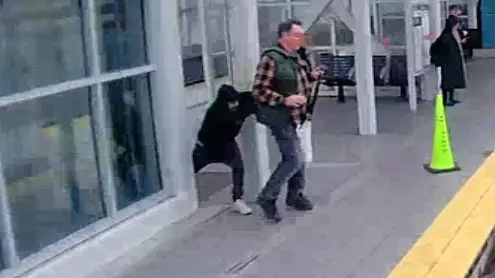 Hátborzongató videó: hátulról akarta a vonat alá lökni a várakozó utast egy skizofrén férfi