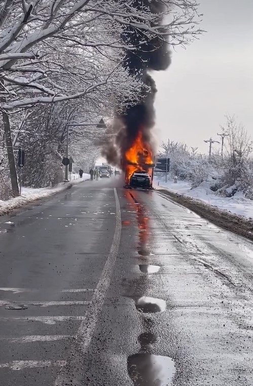 Un autotren care transporta opt autoturisme a luat foc pe DN 72, în judeţul Dâmboviţa