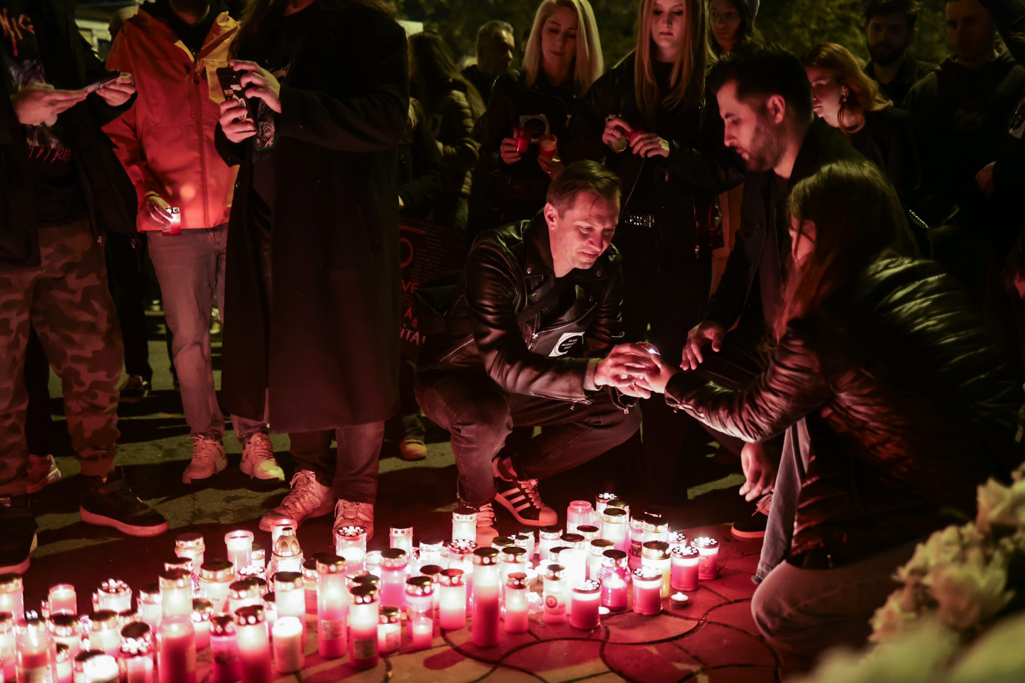 Marș de comemorare la 10 ani de la tragedia din Clubul Colectiv. Mii de oameni își strigă nemulțumirile: „Vrem spitale, NU catedrale”