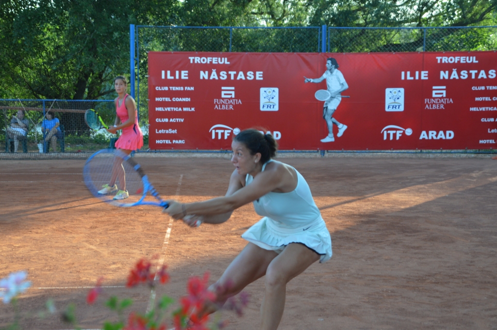 Ilie Năstase a premiat campioanele în proba de dublu a turneului ITF de la Arad care îi poartă numele / GALERIE FOTO