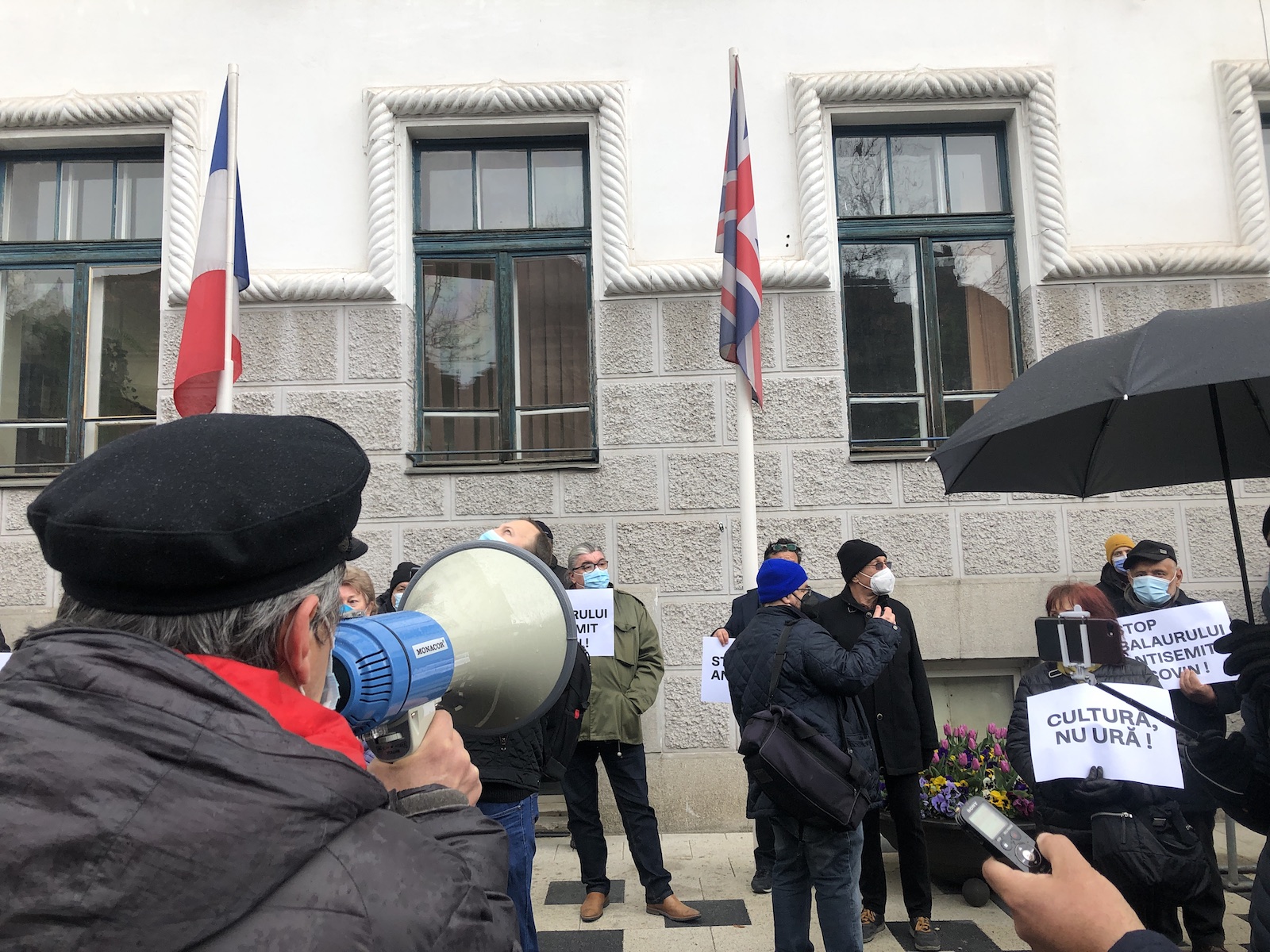 Protest „fobie la xenofobie”, în fața Primăriei Timișoara. Dominic Fritz, printre manifestanți