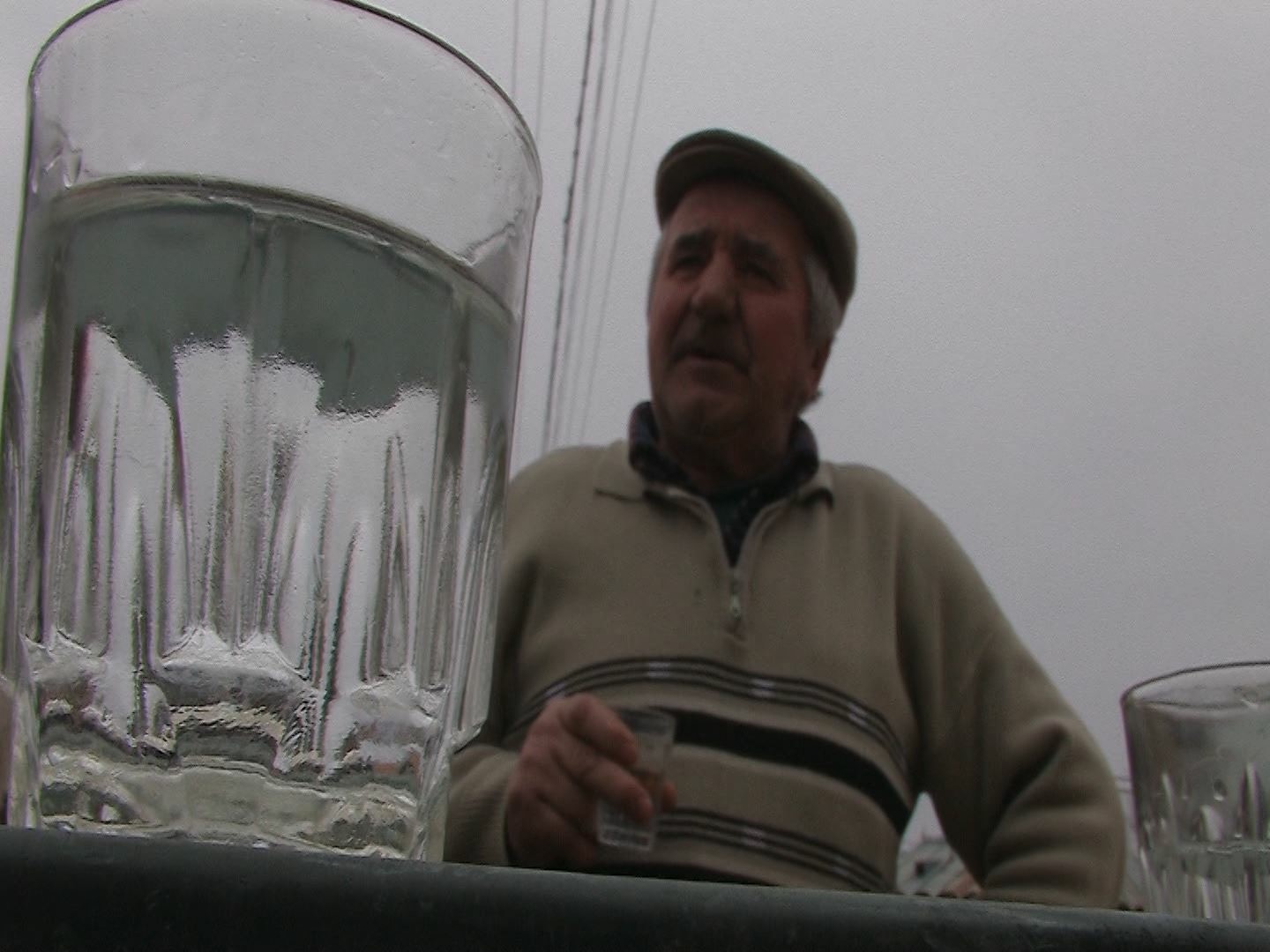 Botoşănenii ţin la tradiţii! Au băut cele 40 de păhărele de alcool! „Ahhh că tare e bună...Udrea” GALERIE FOTO