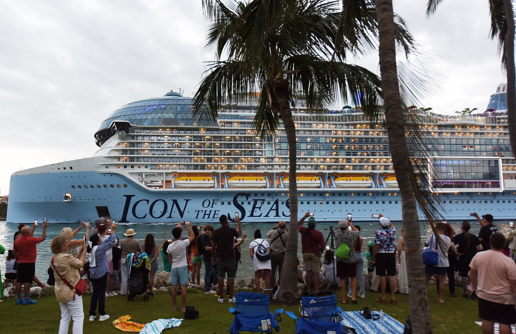 Icon of the Seas, cel mai mare vas de croazieră din lume, a început călătoria inaugurală din Miami. Botezul navei, făcut de Messi