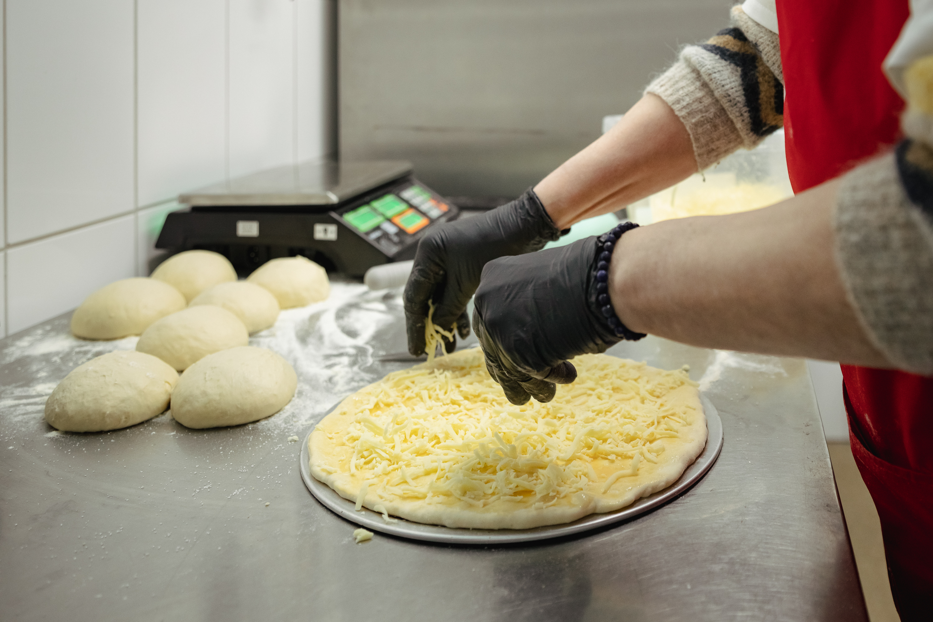 „Românii au încă probleme cu ospitalitatea. La bucătărie și servicii mai aveți de lucru”. Interviu cu un venerabil șef de restaurante venit la București să deschidă un local. La el a mâncat și Putin