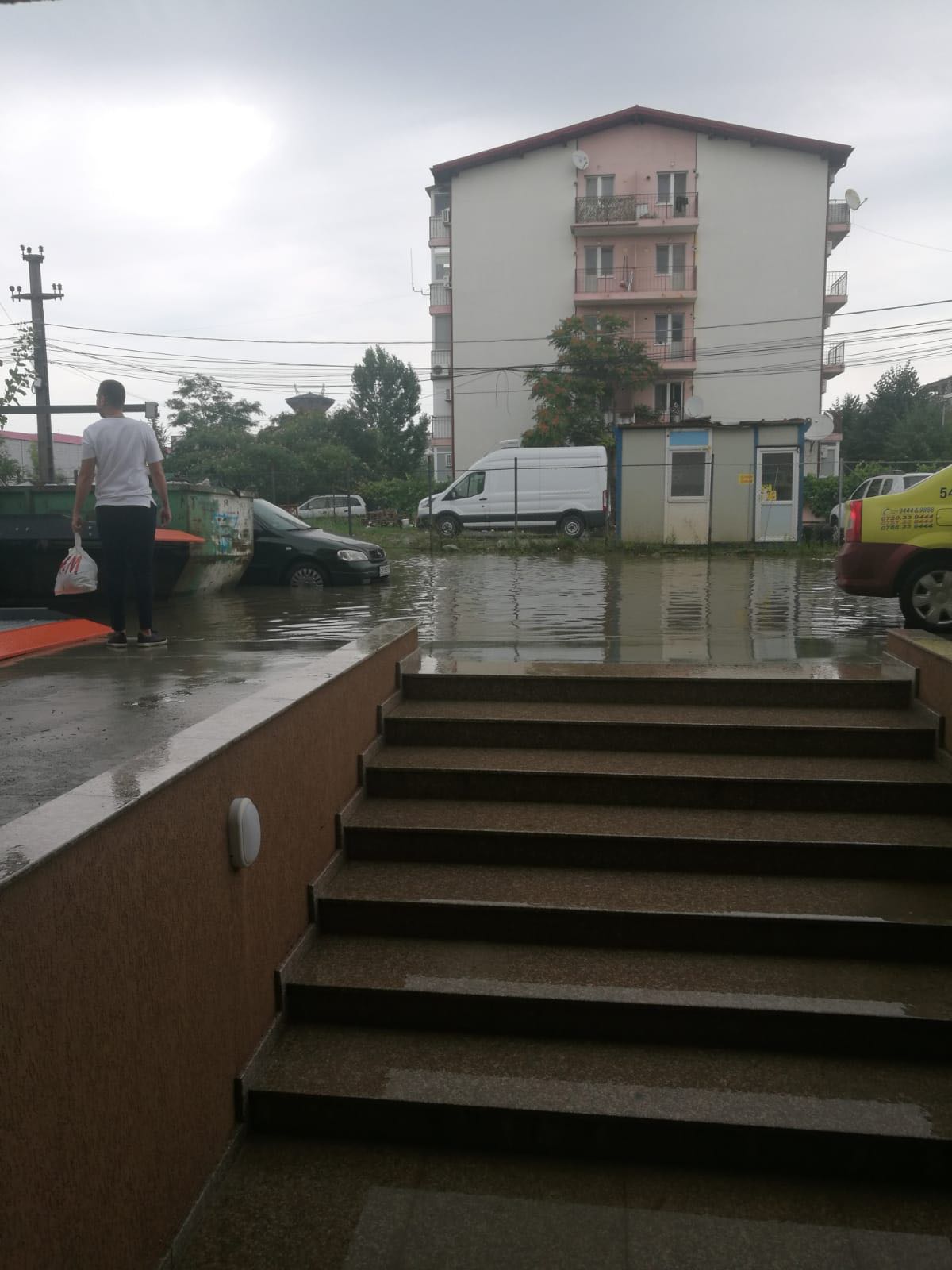 UPDATE/ Străzi inundate în București, după codul portocaliu de ploi. Pompierii au intervenit în mai multe zone din Capitală (GALERIE FOTO)