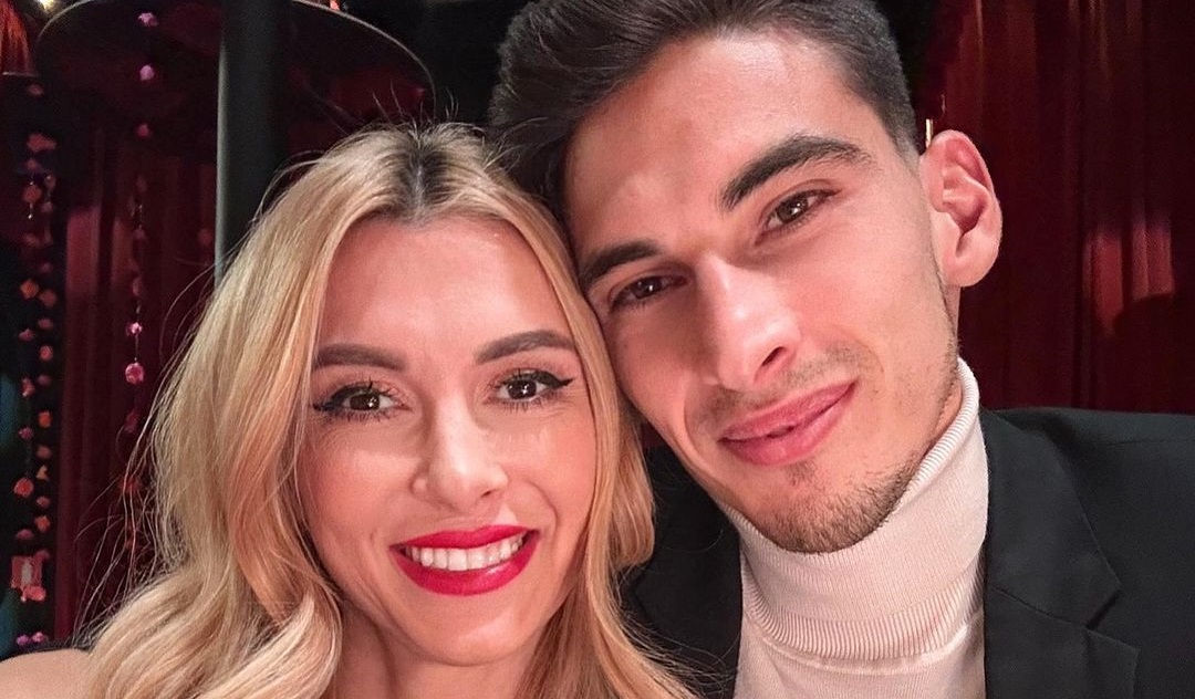 Imagini din casa părinților lui Victor Cornea, din Sibiu. Andreea Bălan a arătat toate medaliile, cupele și diplomele pe care logodnicul ei le are