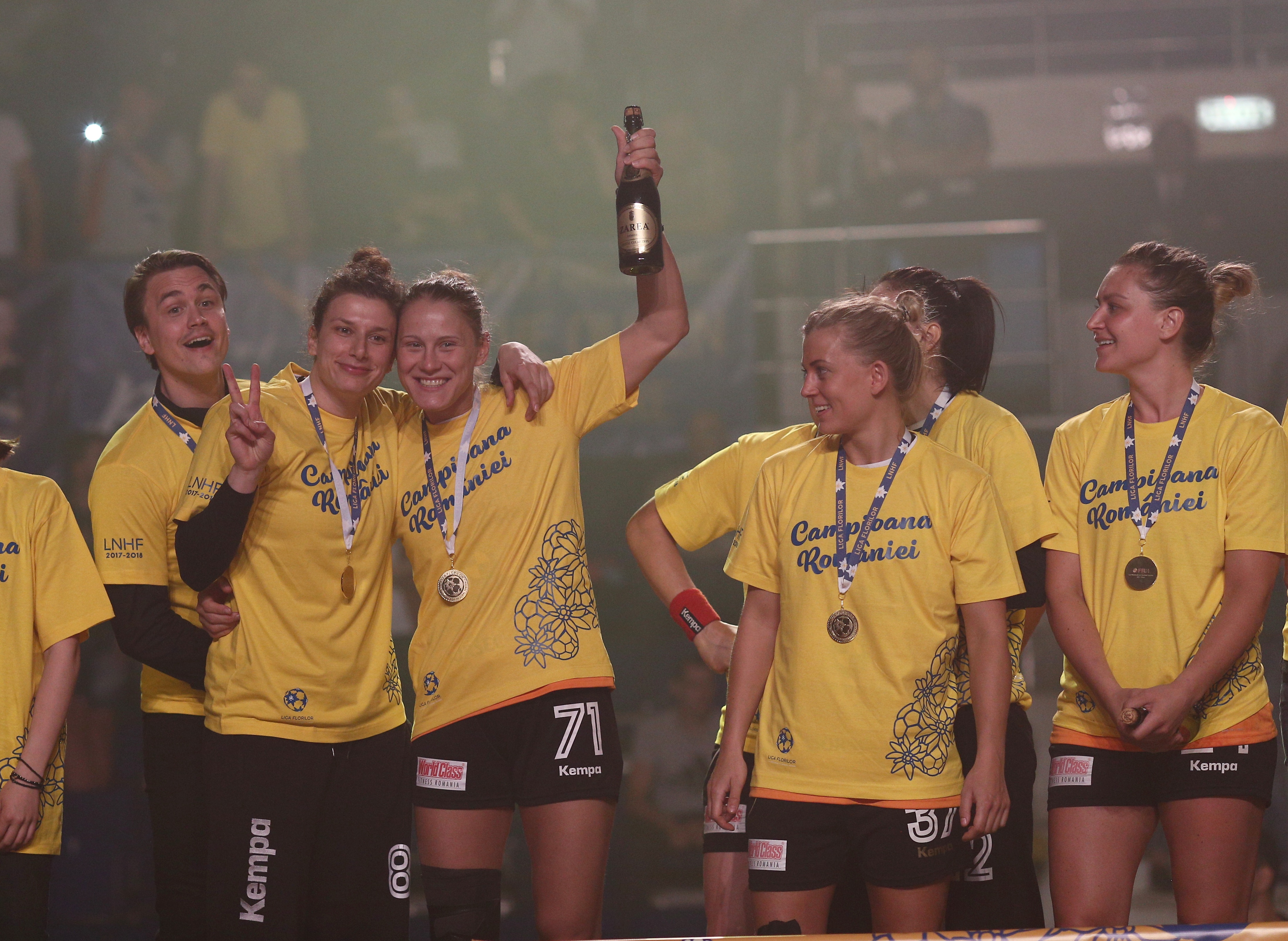 Petrecerea de titlu a handbalistelor CSM București. Au primit medaliile de campioane ale Ligii Naționale de handbal feminin
