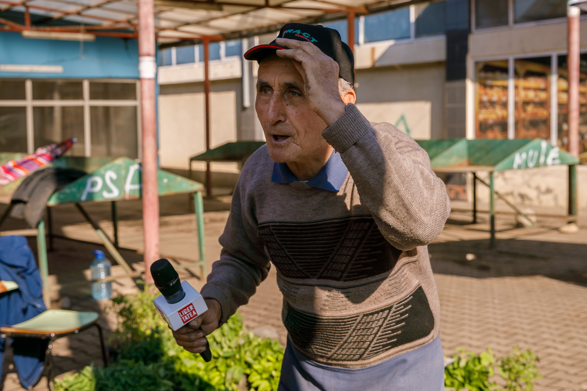 CORESPONDENȚĂ DIN URLAȚI | La europarlamentare, între „Hai, noroc!” și resemnare. La prima oră a dimineții, cârciuma era mai plină ca secția de votare