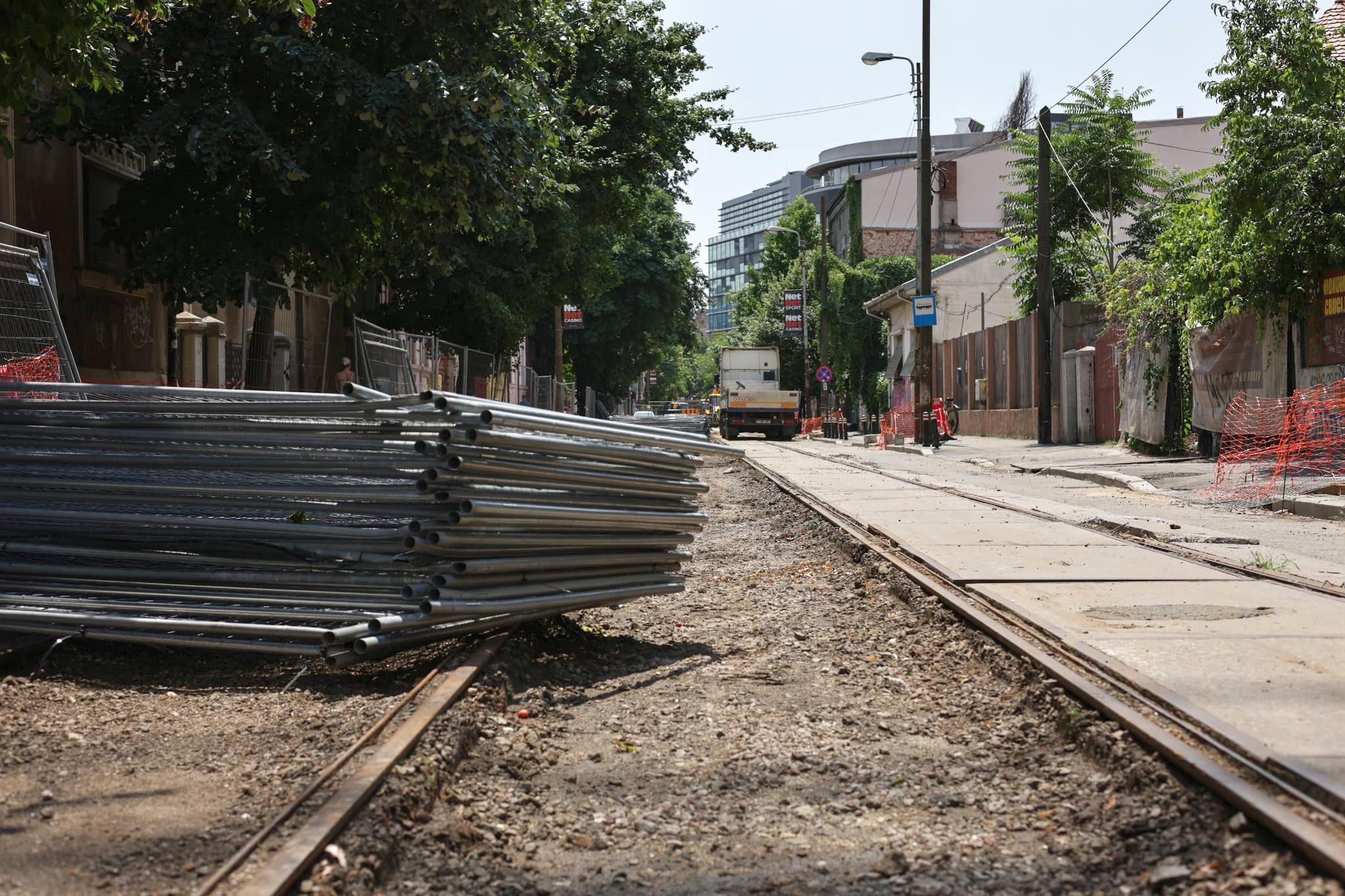 „Haos total! Tremură casa când trec utilajele”. Am mers pe șantierul STB să vedem cum se lucrează la schimbarea liniilor de tramvai