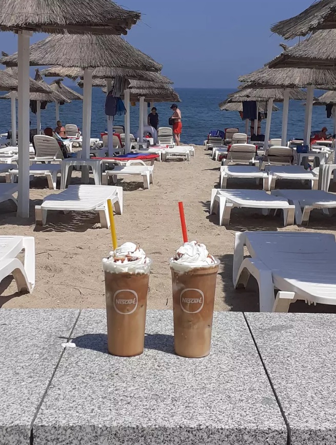 Cât costă mâncarea la terasa lui Rică Răducanu din Neptun. Porția de cartofi prăjiți e 10 lei, iar o chiflă e 2 lei