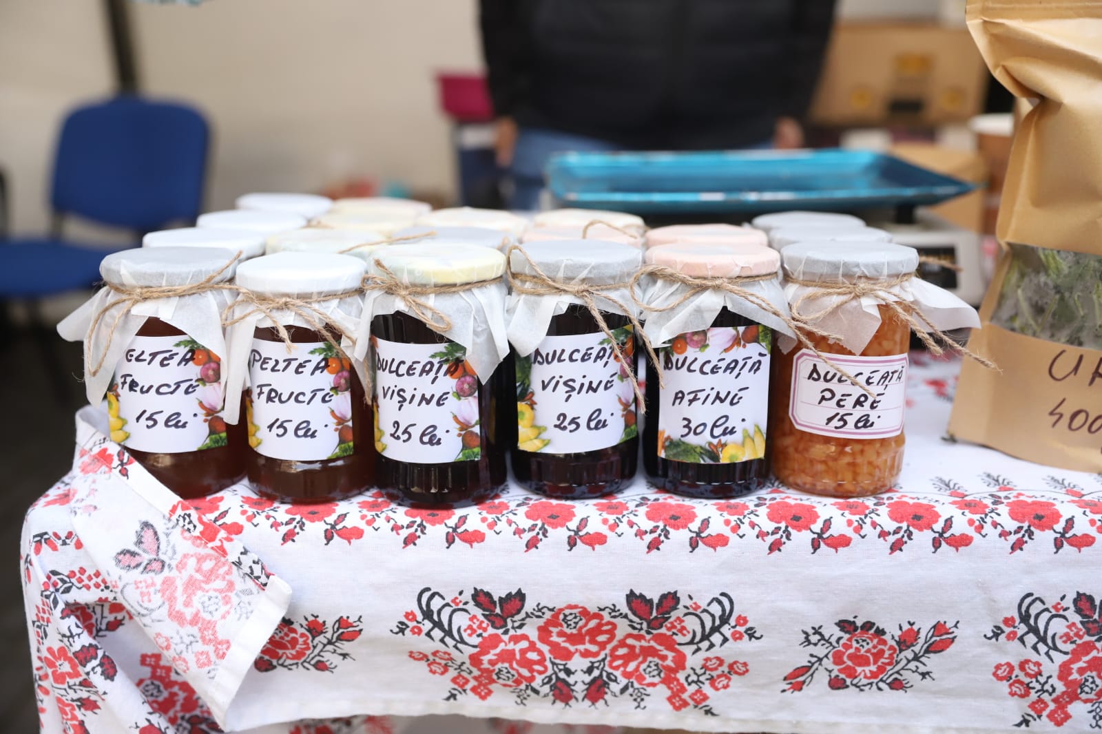 Târgul de Florii din București: se cumpără cașcaval de Pojorâta și cârnați de casă de la Covasna. Cât trebuie să scoateți din buzunar?