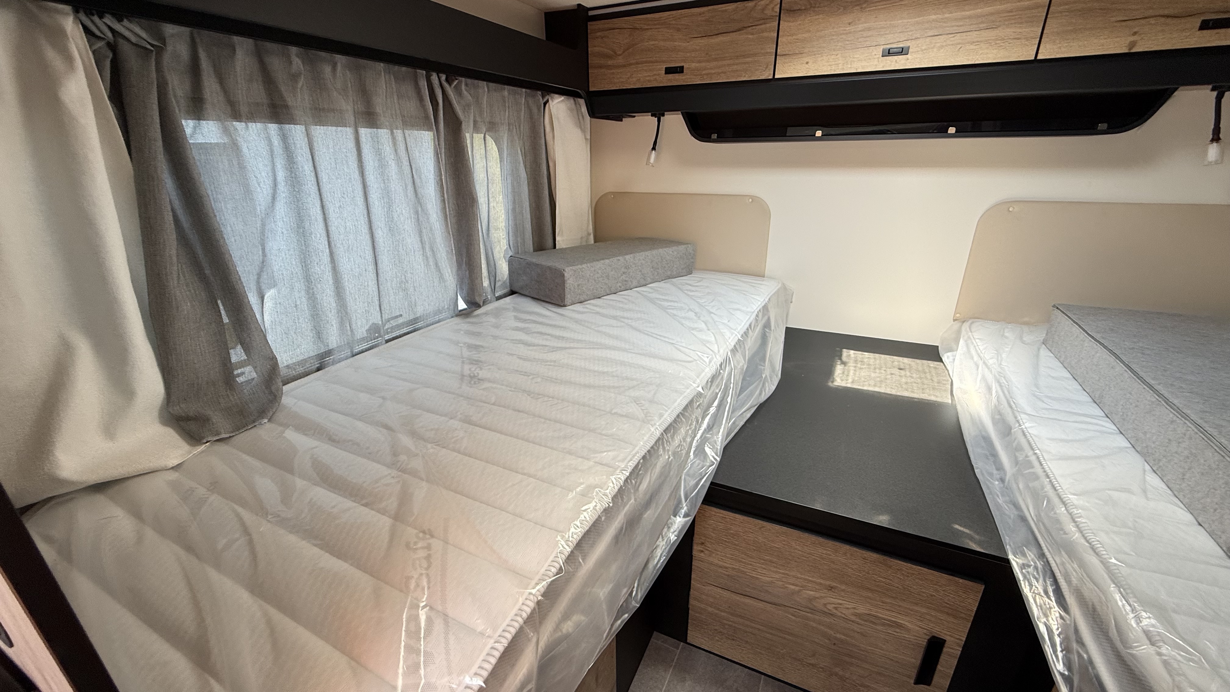 Românii renunță la hotelurile de cinci stele și aleg „apartamente pe roți”. Cât costă cel mai scump model și ce facilități are