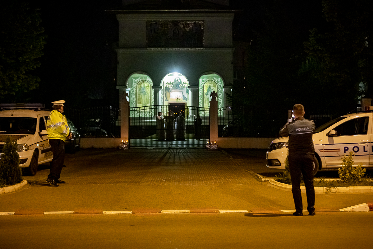 REPORTAJ. În Voluntariul credincioșilor Pandele și Firea, Lumina sfântă a venit de două ori: “Mulțumim frumos la domnu' și la doamna primar”