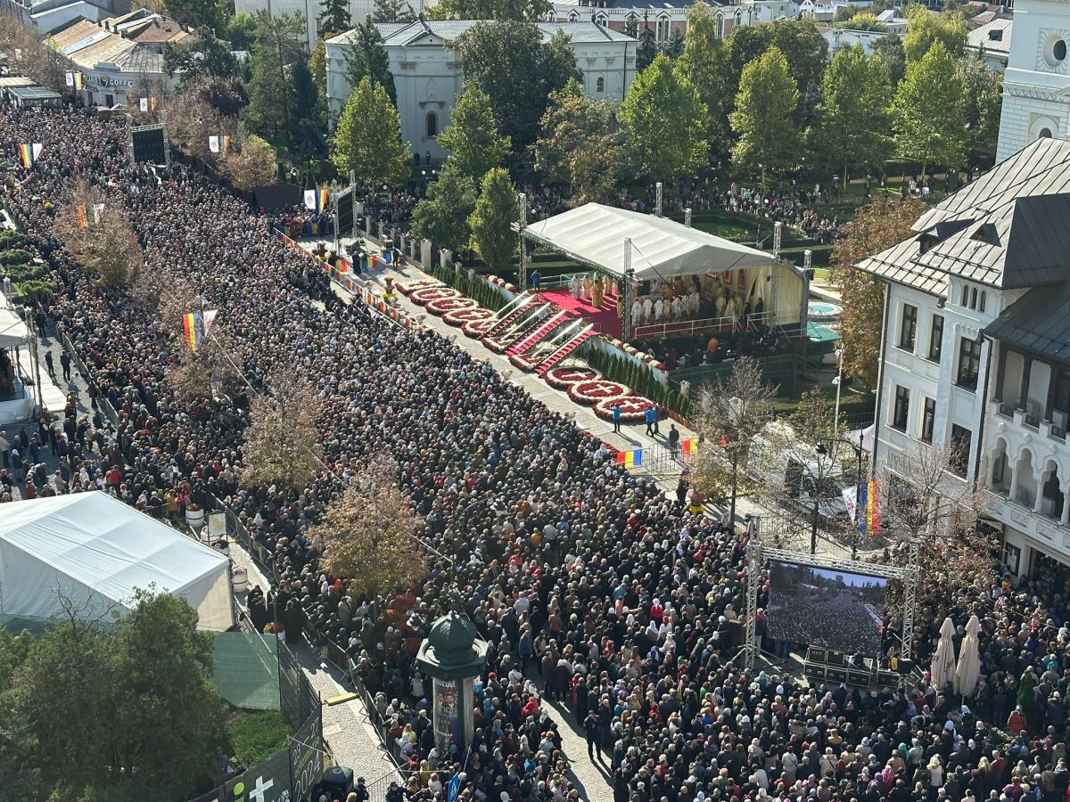 Candidații la prezidențiale au ajuns la slujba de la Catedrala Mitropolitană Iași, pentru Sfânta Parascheva