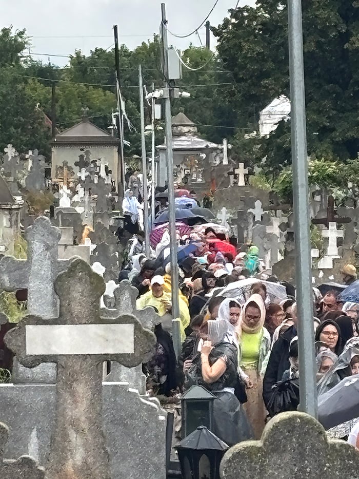 Reportaj de la cavoul Sfântului Preot Mărturisitor și legionar la tinerețe Ilie Lăcătușu, unde Icoana Arhanghelul Mihail, simbolul mișcării, a însuflețit pelerinii