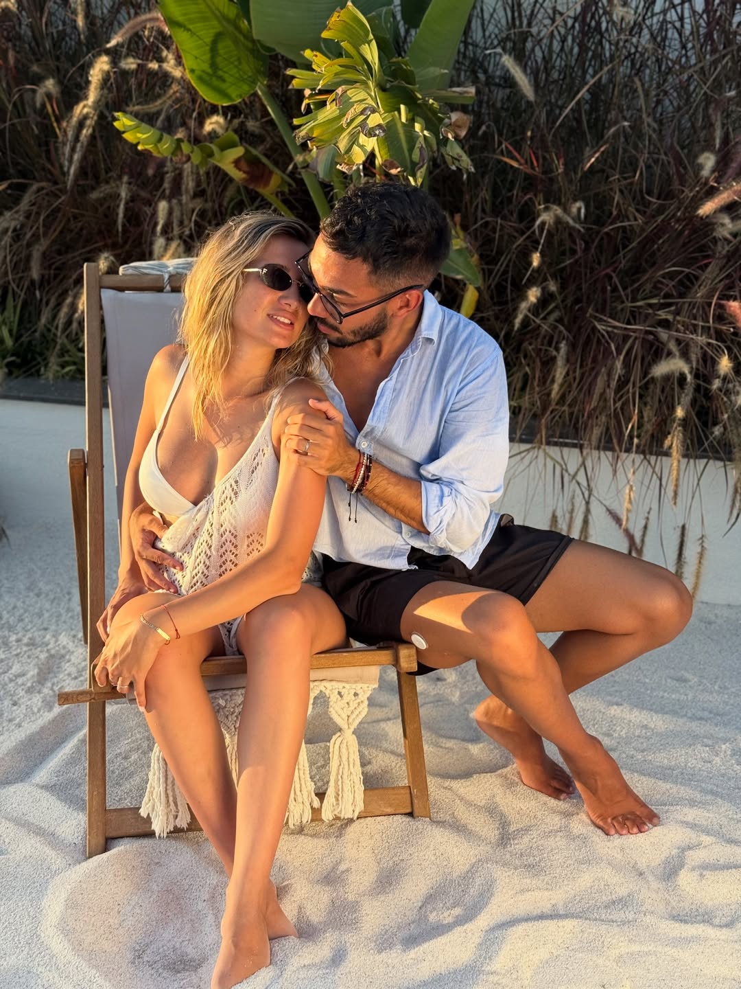 Cântărețul român a plecat în vacanța din Thailanda cu nașa: „Suntem o familie fericită”. De ce nu l-a însoțit nevasta