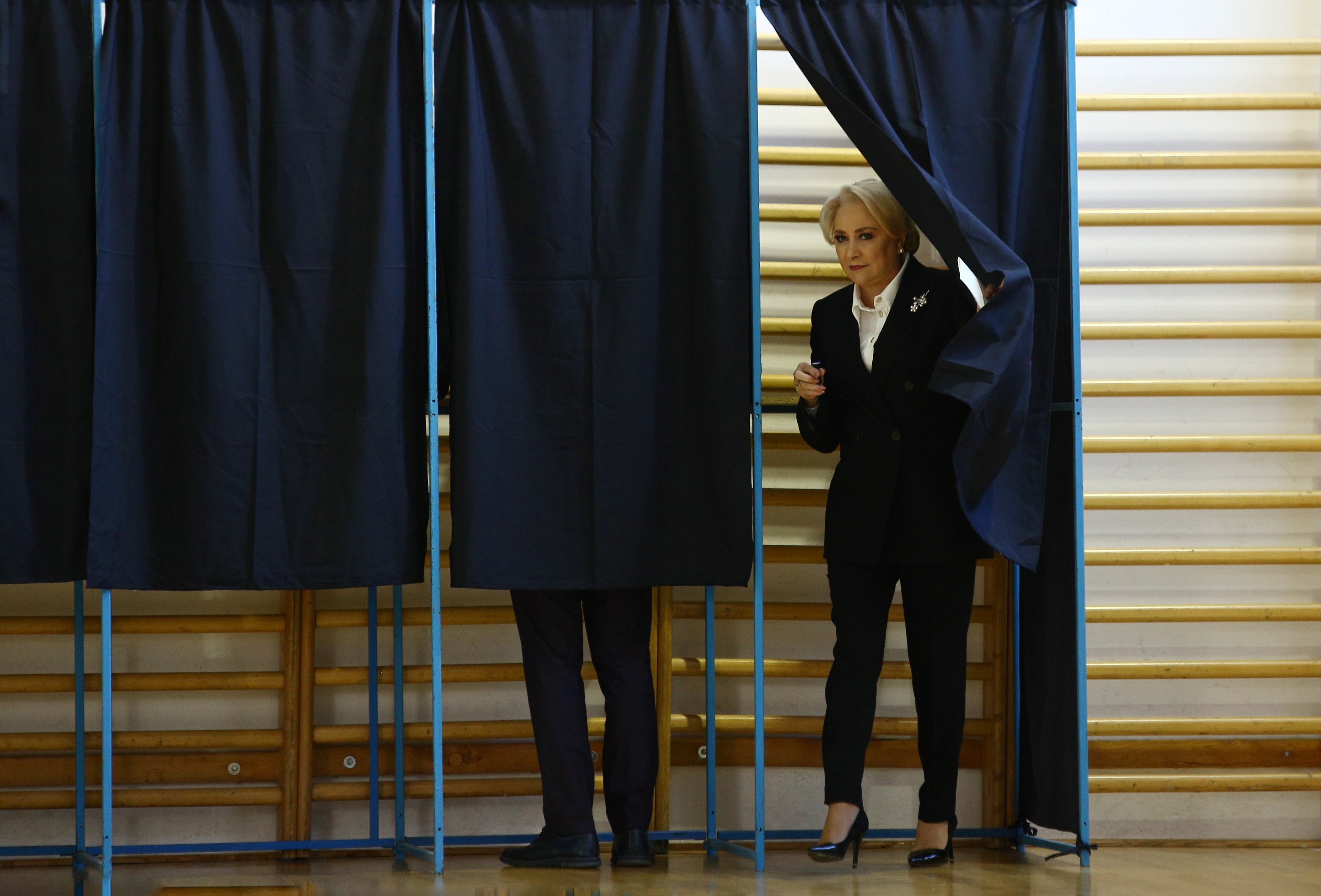 Referendum pentru definirea familiei | Viorica Dăncilă a votat la liceul Jean Monnet din Capitală - VIDEO
