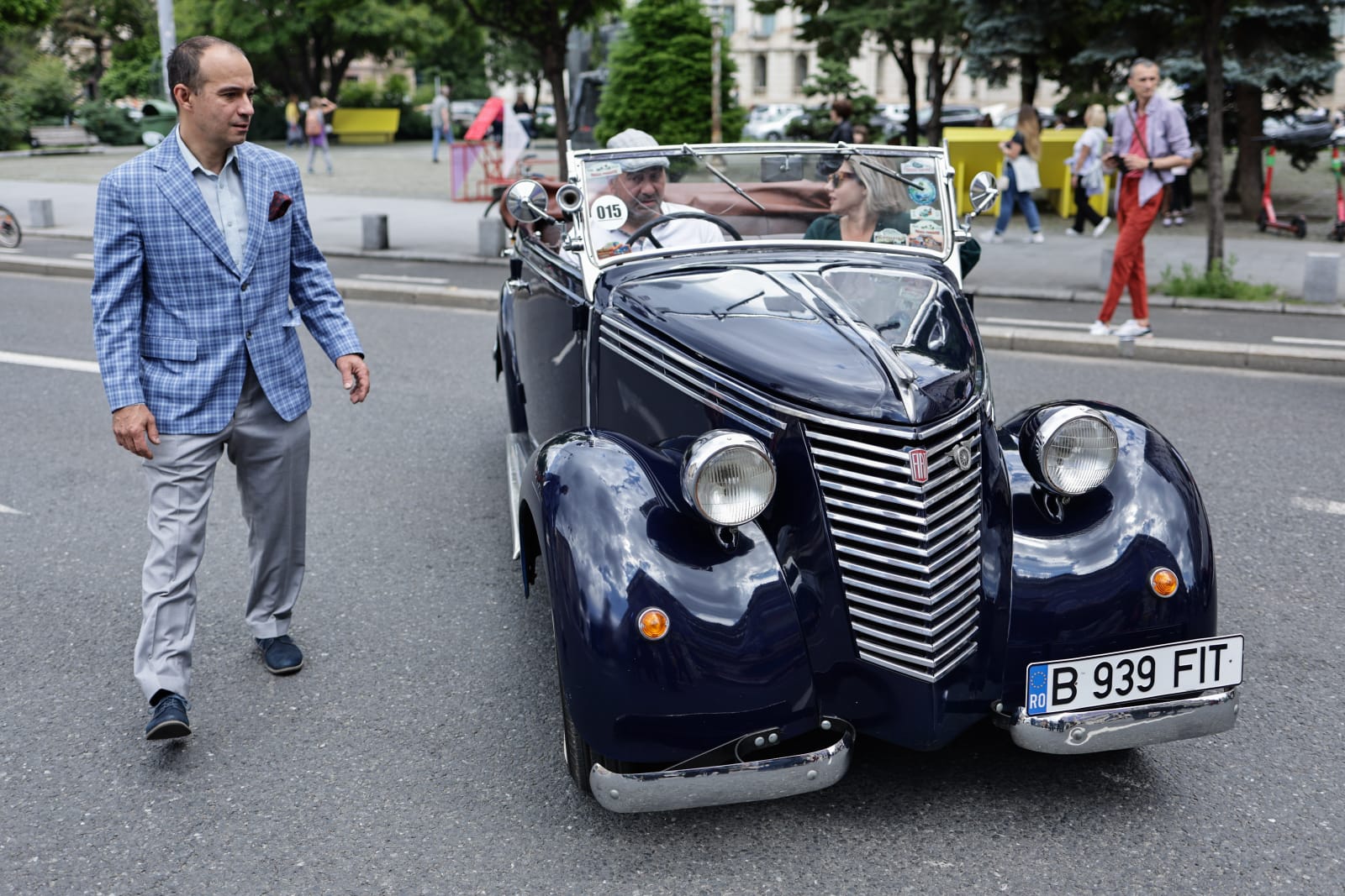 Mașini de epocă pe Calea Victoriei. Eleganța interbelică a revenit la București