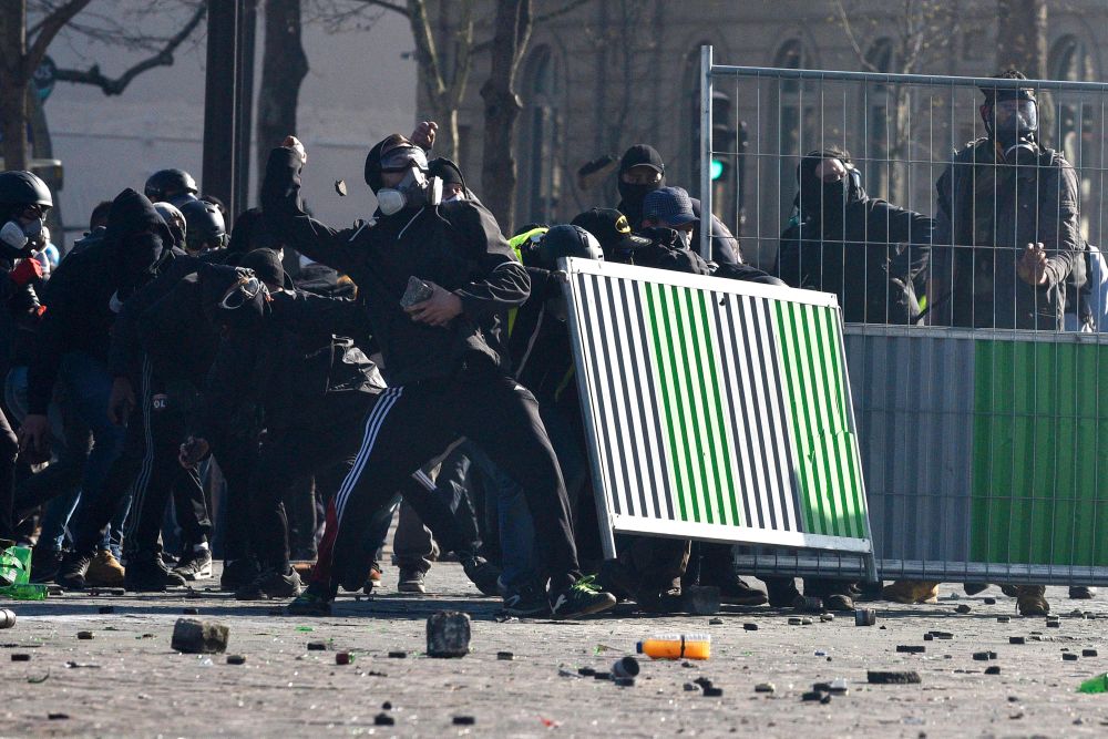 UPDATE | Noi violențe la protestele „vestelor galbene” în Paris! Peste 100 de oameni au fost reținuți | FOTO&VIDEO