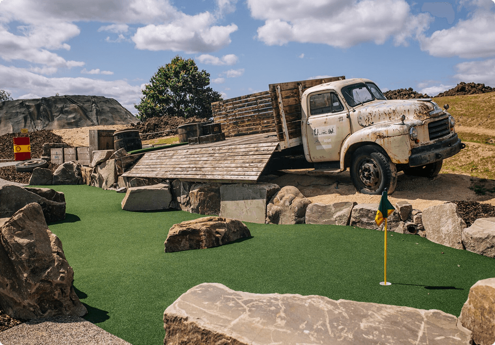 Cel mai mare teren de minigolf din Europa se întinde pe o suprafață de 107.000 de metri pătrați și are propria cascadă