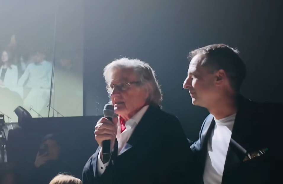 Florin Piersic, aplaudat la scenă deschisă la Cluj. Dan Negru a pus la cale totul, iar actorul s-a emoționat: „O să îi rog pe organizatori să nu se supere pe mine”