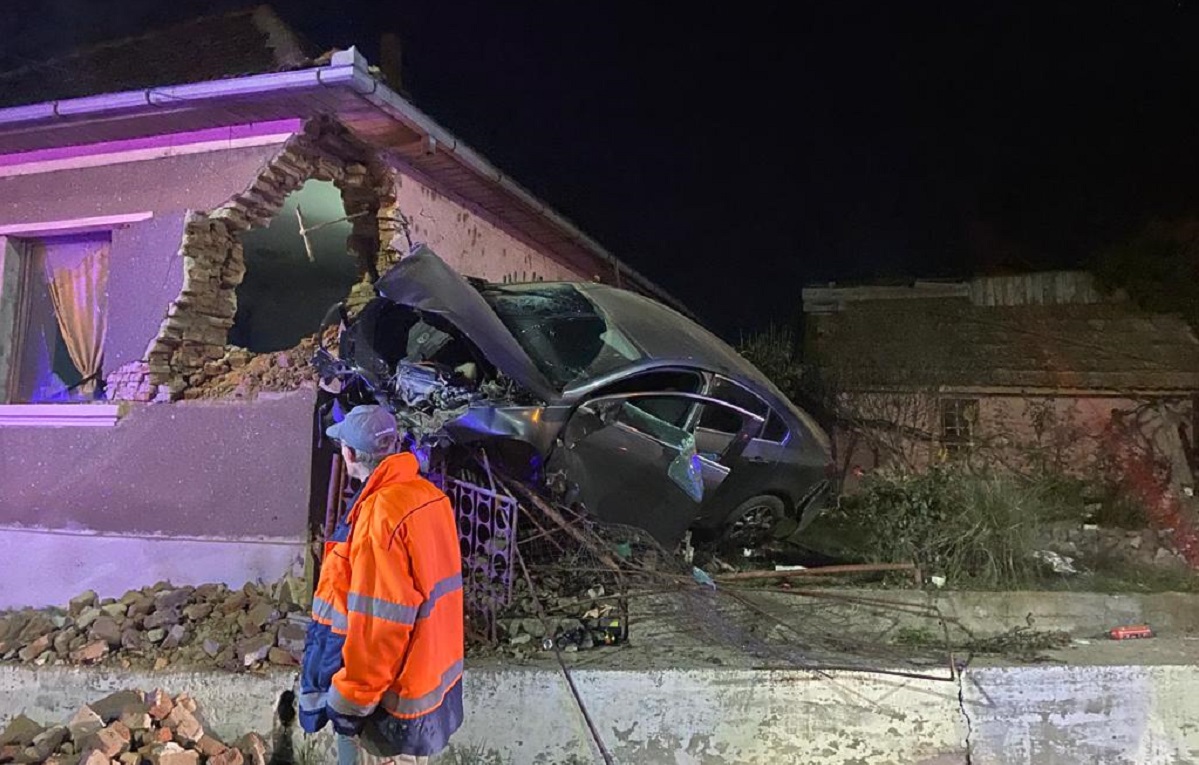 Tânăr șofer mort, după ce a zburat cu mașina de pe șosea și a intrat prin zidul unei case, la Rătești, în Satu Mare