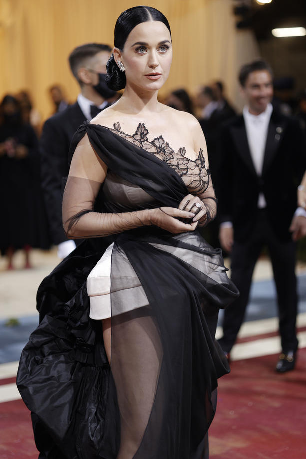 Ținute spectaculoase la Met Gala 2022. O celebră actriță s-a dezbrăcat pe covorul roșu și a apărut cu sânii la vedere