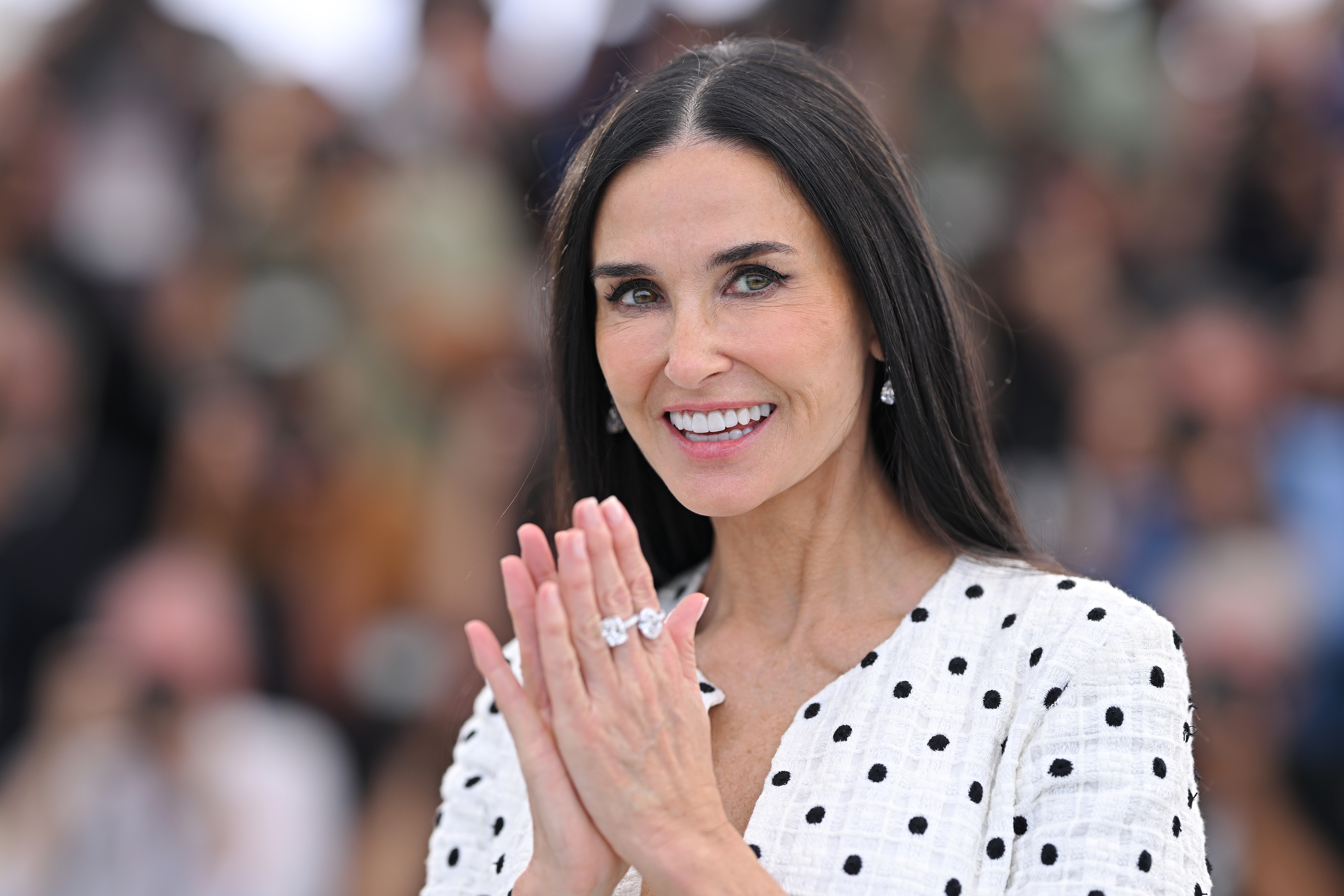 Demi Moore a 2024-es cannes-i filmfesztivál vörös szőnyegén csak úgy sugárzott a boldogságtól