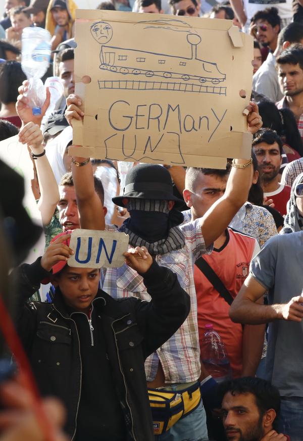 Corespondenţă din UngarIAD! Budapesta e sub asediul miilor de refugiați, iar autoritățile maghiare par să nu mai le facă față. ^Nu doar gara Keleti, epicentrul mulțimii care a venit să-și găsească un trai uman în Europa, e ocupată. Parcurile din jurul arenei pe care se va juca sunt pline de sirieni și de afgani. Nimic nu e ce pare, nimic nu mai e sigur. Se va juca și fotbal aici?