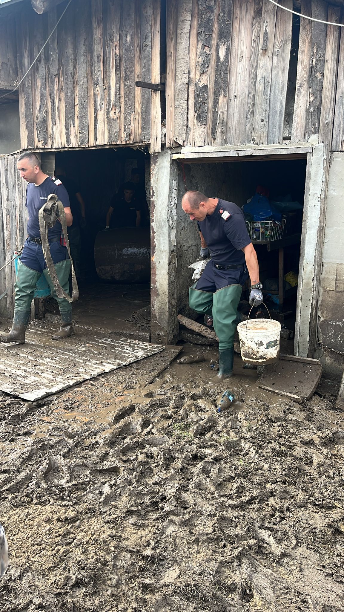 Urmările inundațiilor catastrofale. Aproape o mie de pompieri din țară, trimiși în sprijinul salvatorilor de la ISU Galați VIDEO