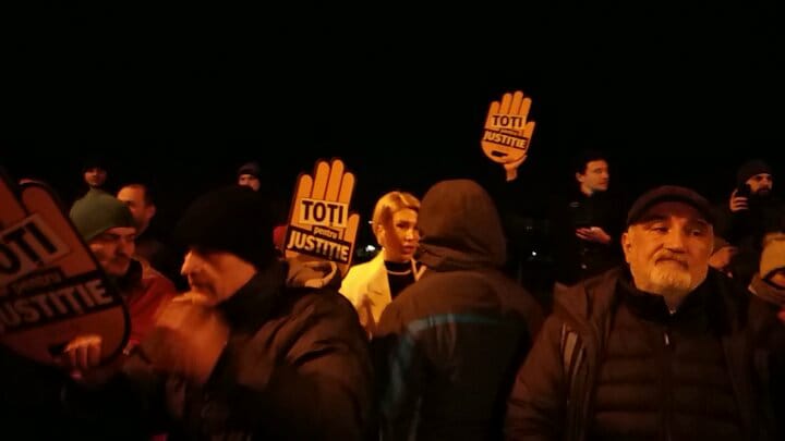 Noi proteste la Parlament față de modificarea legilor justiției. Opoziția, din nou în stradă | FOTO
