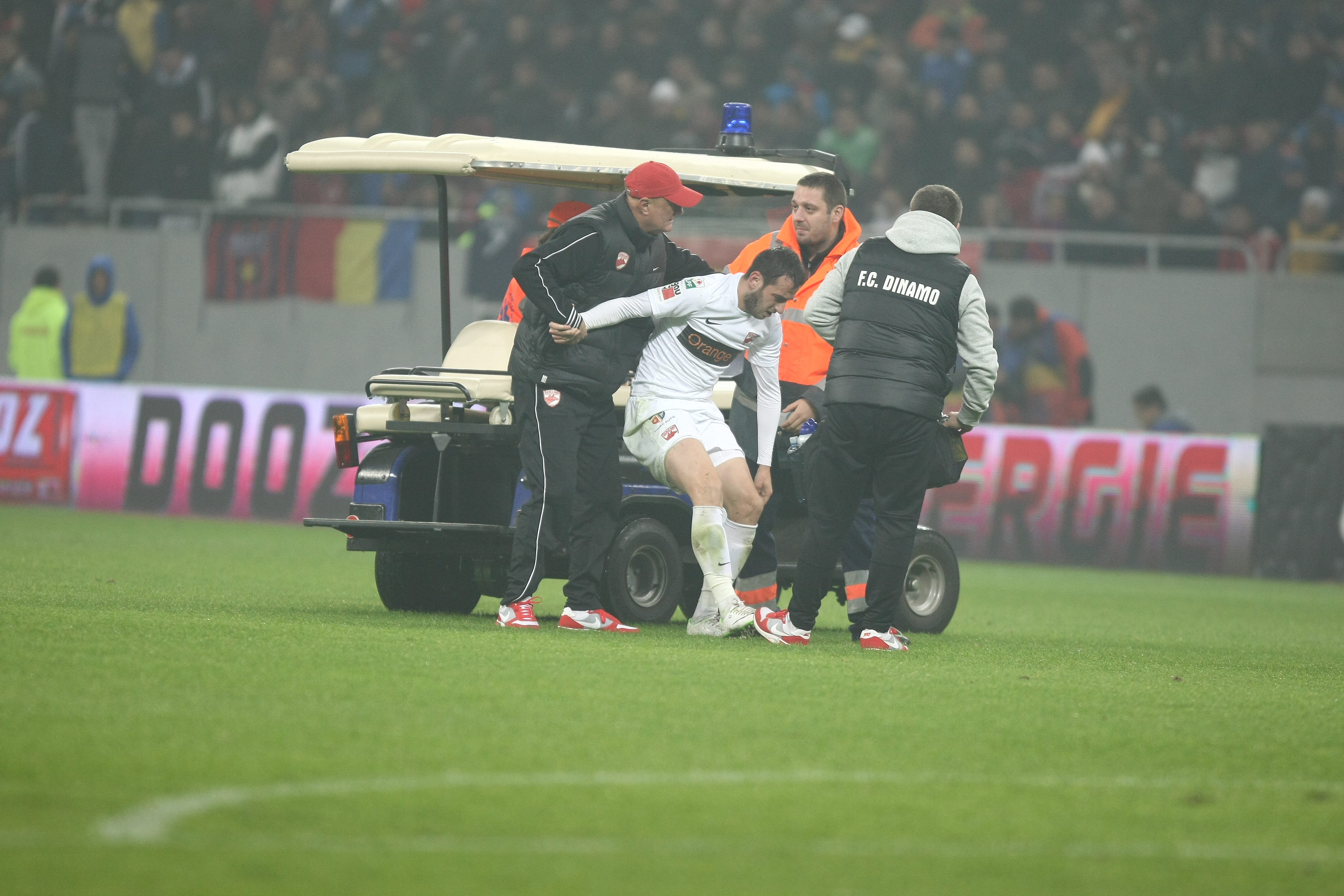 GALERIE FOTO&VIDEO/ DERBY-UL ROMÂNIEI, STEAUA - DINAMO 3-0. ^ Echipa din Ghencea i-a speriat pe ”câini” de Halloween! Szukala, Papp și Keșeru au înscris pentru roș-albaștri. Arlauskis și Bărboianu, loviți de petardele aruncate de suporteri. Băiatul lui Florentin Petre a debutat la Dinamo